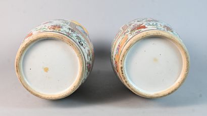 Paire de vases en porcelaine de Canton à...