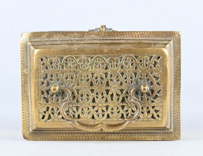 Coffret orientaliste ajouré en laiton repoussé,...