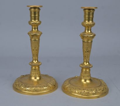 Paire de bougeoirs en bronze doré d’époque...