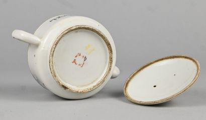 Théière chinoise en porcelaine à décor floral...