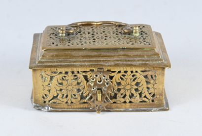Coffret orientaliste ajouré en laiton repoussé,...