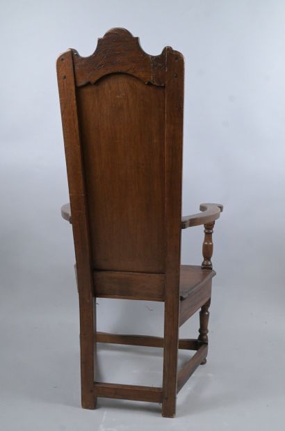 Fauteuil liégeois en chêne sculpté, XVIIIe...