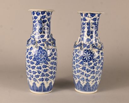 Paire de vases chinois en porcelaine bleu...
