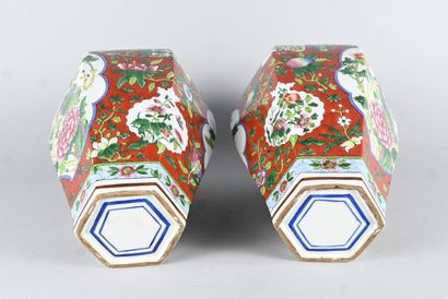 Paire de vases couverts chinois en porcelaine...
