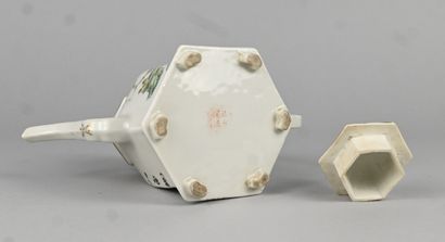 Théière chinoise en porcelaine polychrome,...