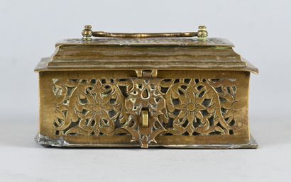Coffret orientaliste ajouré en laiton repoussé,...