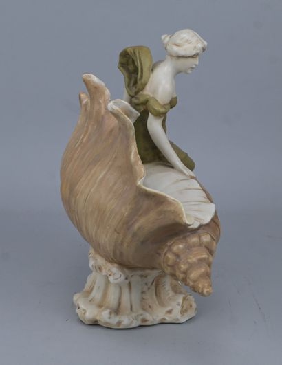 Royal Dux Bohemia – Femme assise sur un coquillageImportante...