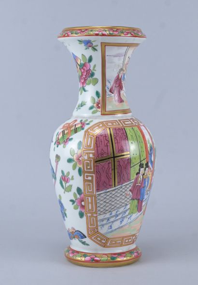 Vase en porcelaine de style Canton à décor...