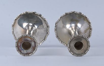 Paire de bougeoirs en argent massif – J.W...