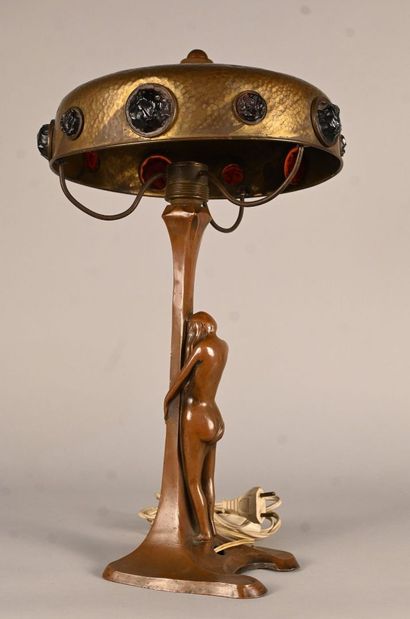 Art nouveau lampe de table à figure féminine...