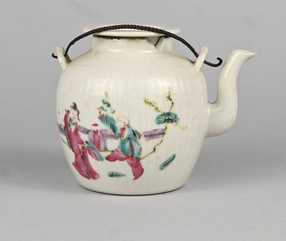 Théière chinoise en porcelaine à décor de...