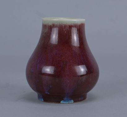 Petit vase en porcelaine à glaçure flammée...