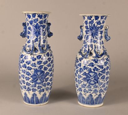 Paire de vases chinois en porcelaine bleu...