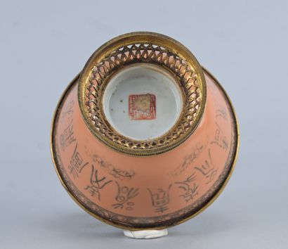 Encrier en porcelaine émaillée corail et...