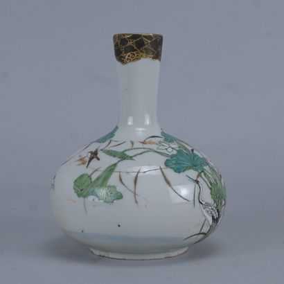 Vase bouteille en porcelaine à décor de lotus...