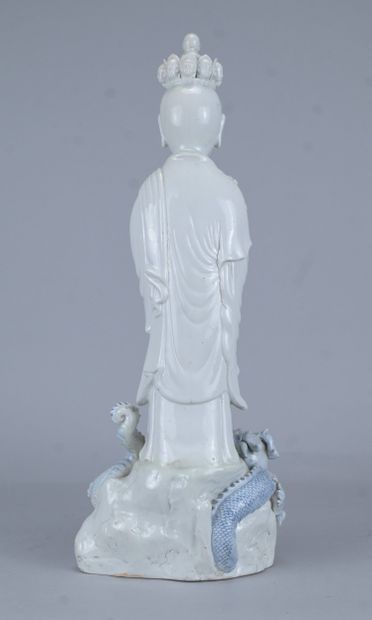 Grande figure de Guanyin en porcelaine blanc...