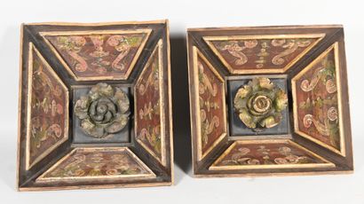 Suite de quatre caissons de plafond peints...