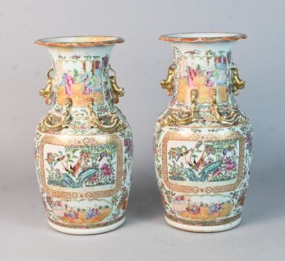 Paire de vases en porcelaine de Canton à...