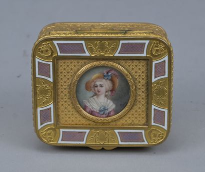 Boîte à bijoux en bronze doré et émail à...
