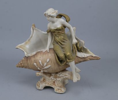 Royal Dux Bohemia – Femme assise sur un coquillageImportante...