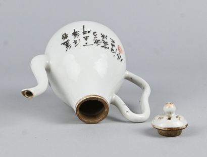 Théière chinoise en porcelaine à décor de...