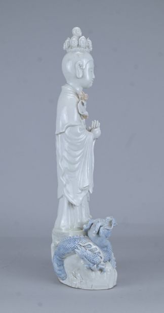 Grande figure de Guanyin en porcelaine blanc...