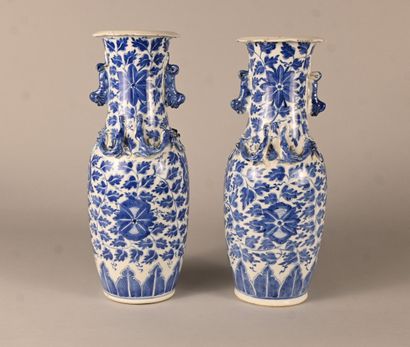 Paire de vases chinois en porcelaine bleu...