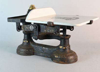 Balance de comptoir du XIXe siècle avec plateau...
