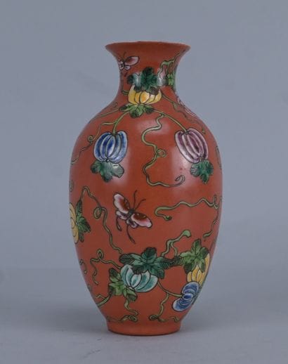 Vase balustre en porcelaine à fond corail,...
