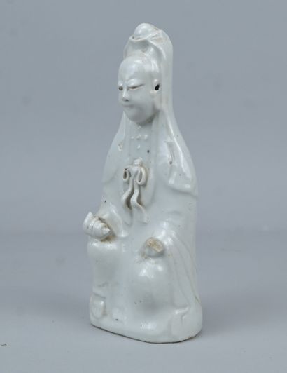 Guanyin assise en porcelaine Blanc de Chine,...
