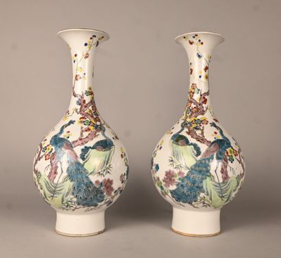Paire de vases balustre en porcelaine à décor...