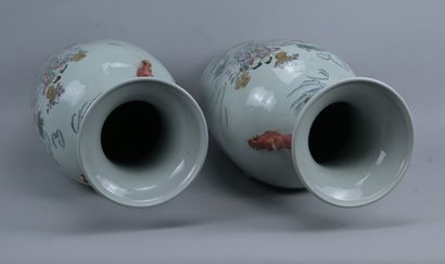 Paire de grands vases chinois en porcelaine...