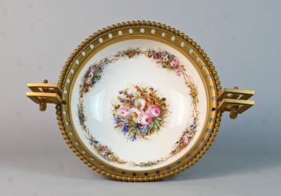 Coupe en porcelaine de Sèvres montée en bronze...