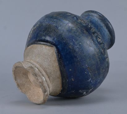 Vase balustre en terre cuite émaillée bleue,...