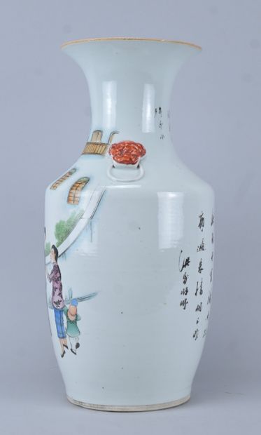 Grand vase balustre en porcelaine de Chine,...