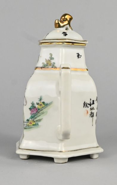 Théière chinoise en porcelaine polychrome,...