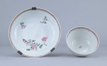 Bol en porcelaine famille rose à décor floral,...