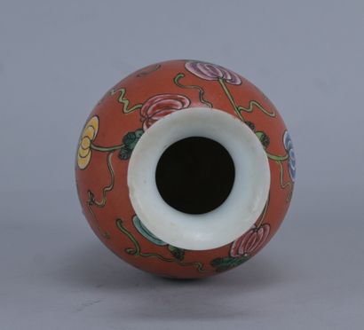 Vase balustre en porcelaine à fond corail,...