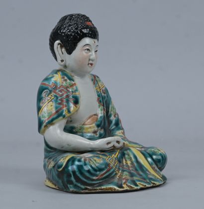 Bouddha assis en porcelaine émaillée polychrome,...