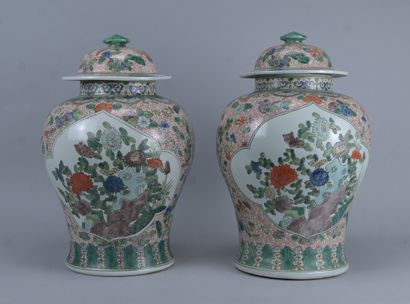 Paire de pots couverts de style famille verte,...