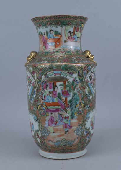 Grand vase en porcelaine de Canton à décor...