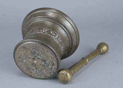 Mortier et pilon en bronze flamand, XVIIe...