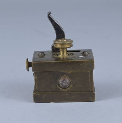 Scarificateur (lancette de saignée) en laiton...