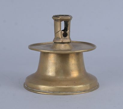 Bougeoir de type capstan en laiton, XVIe...