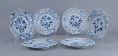 Suite de six assiettes ajourées en porcelaine...
