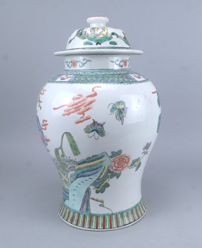 Vase couvert de style Famille Verte à décor...