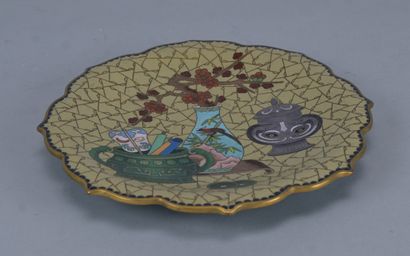 Plat en émaux cloisonnés à décor d’objets...