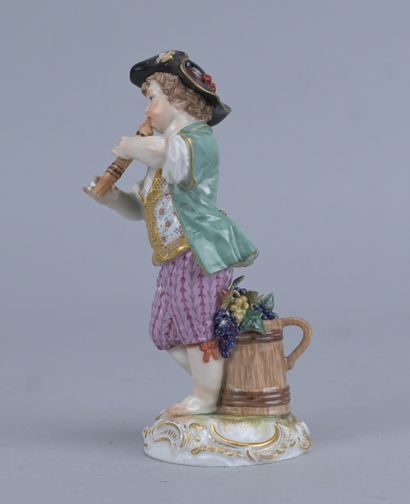 Statuette en porcelaine portant la marque...