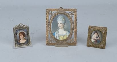 Lot de trois miniatures peintes dans des...