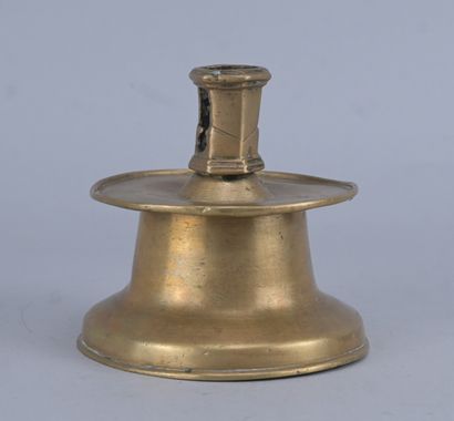 Bougeoir de type capstan en laiton, XVIe...